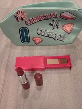 Clinique Women Makeup Set -  Lipstick & Eyeshadow Duo (Mint Pouch)